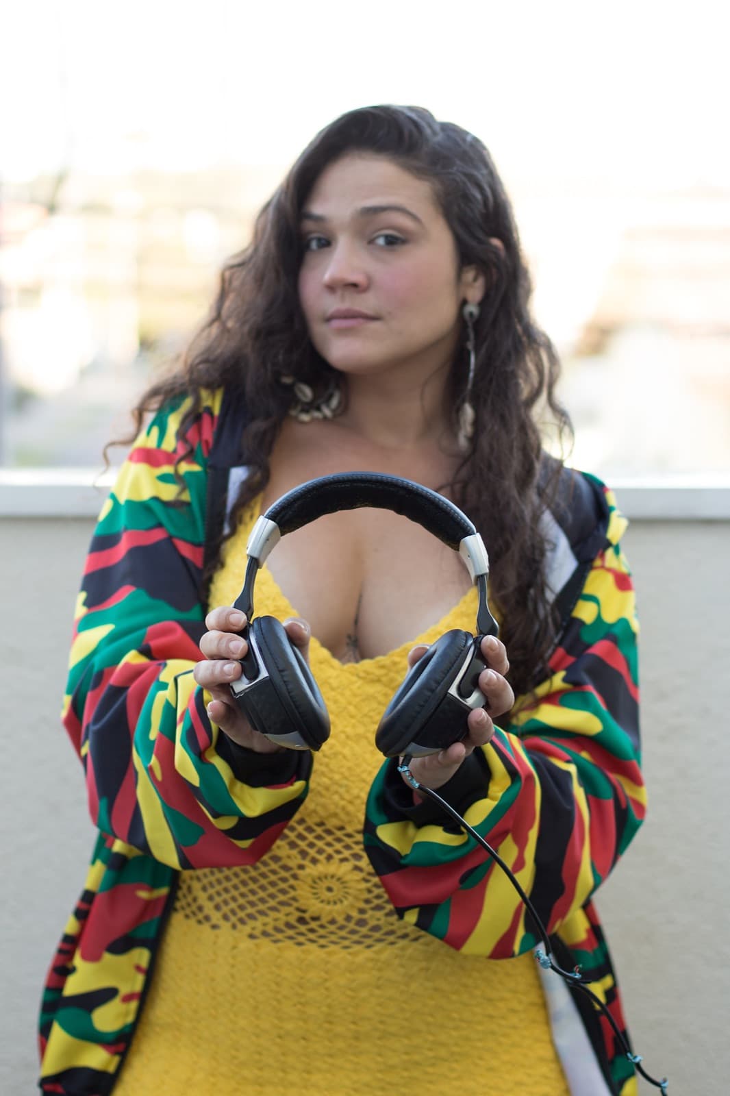 Retrato de Tha Redig com fones de ouvido