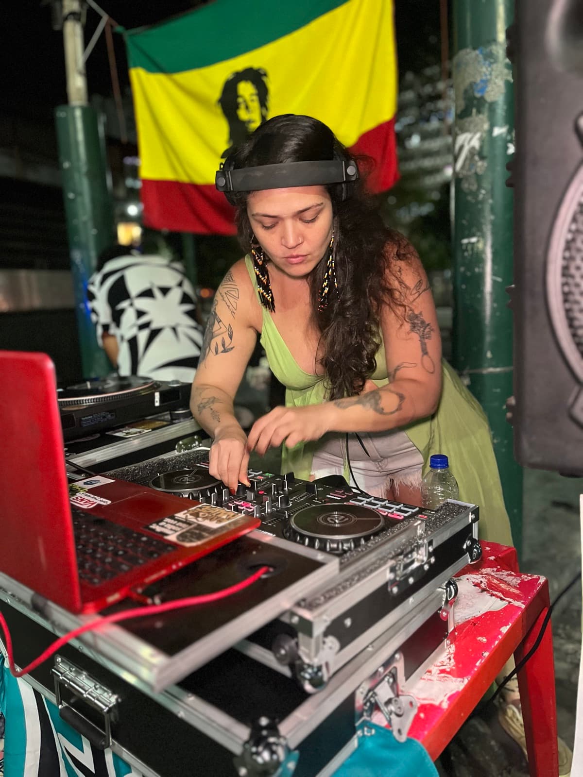 Tha Redig ao vivo em festa ao ar livre