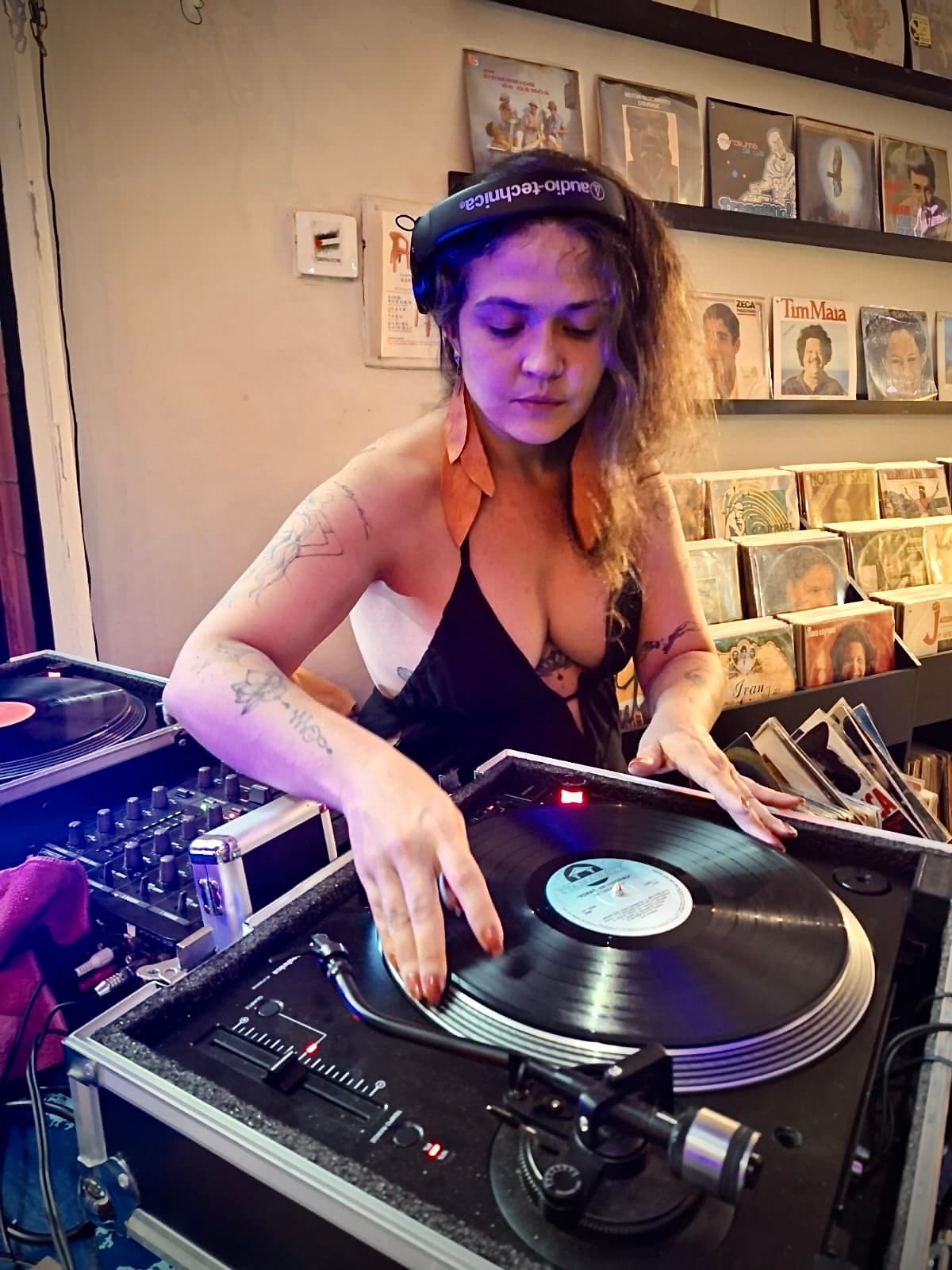 Tha Redig mixando vinil com fones de ouvido