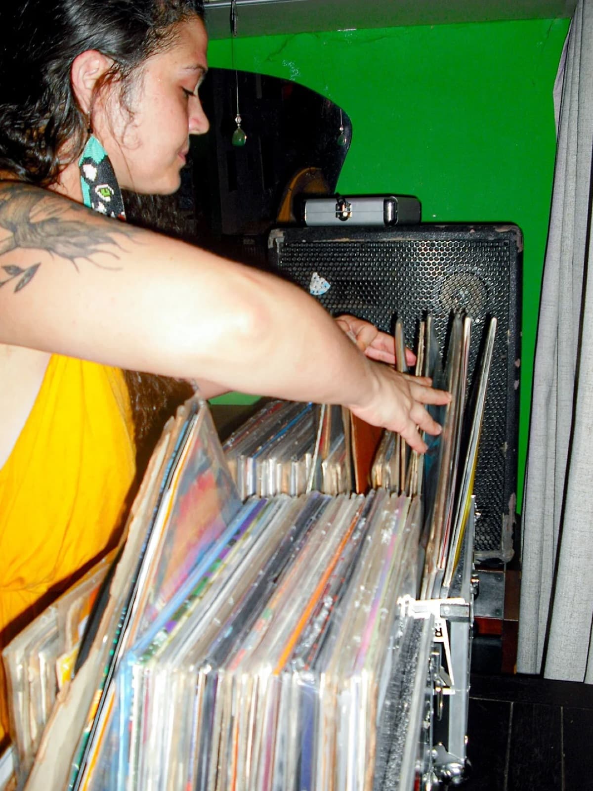 Tha Redig catando vinis na caixa de discos